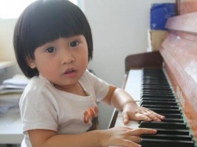 不到5岁学钢琴影响骨骼发育？