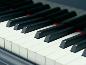 钢琴保养知识!!!钢琴琴键按下去不起来了怎么办?