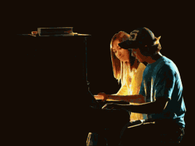 孩子钢琴入门采用断奏还是连奏?