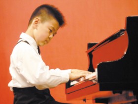 学钢琴是买琴还是以后再说?